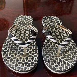 Vera Bradley black & white flip flops